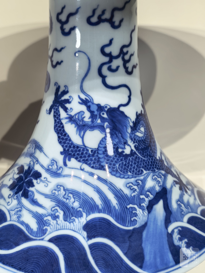 清乾隆 青花海水江崖鱼化龙纹高足盘 - 图10